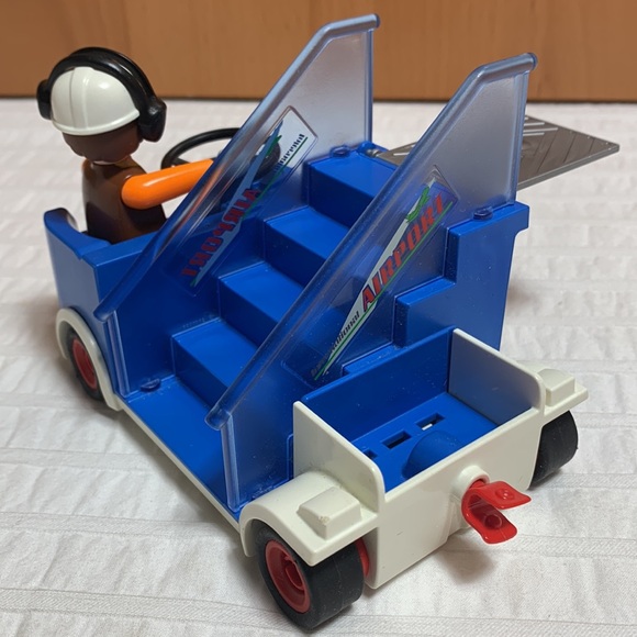 Passenger Boarding Stairs by Playmobil - Airport Service Crew - Picture 5 of 11